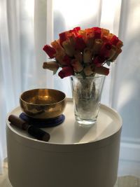 Tisch mit Klangschale und Blumen